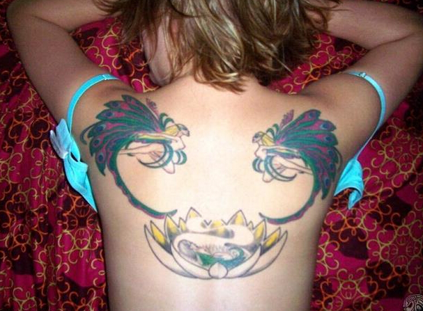 女性背部精灵莲花纹身图案