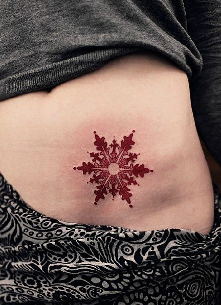 腹部红色的 雪花纹身图片