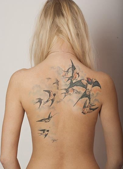 女生后背唯美的燕子纹身图案