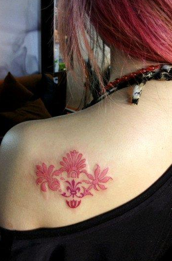 靓女肩背完美好看的图腾花卉纹身图案
