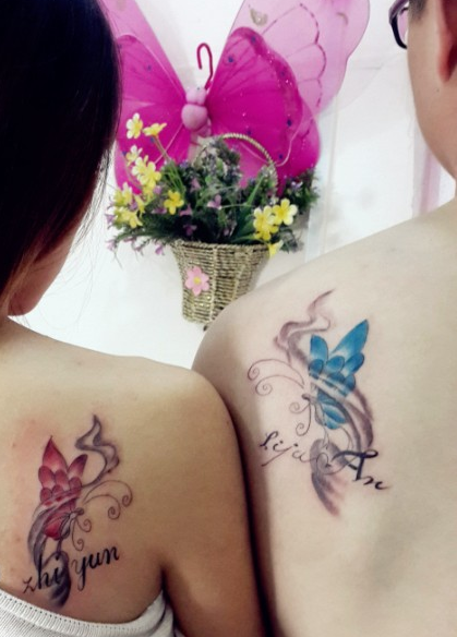 情侣背部好看的蝴蝶字母纹身图案