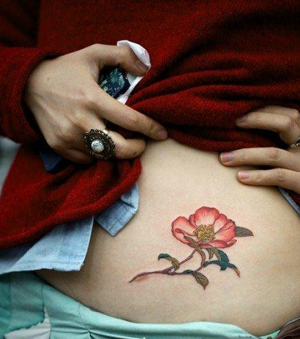 女人腹部精美的花卉纹身图案大全