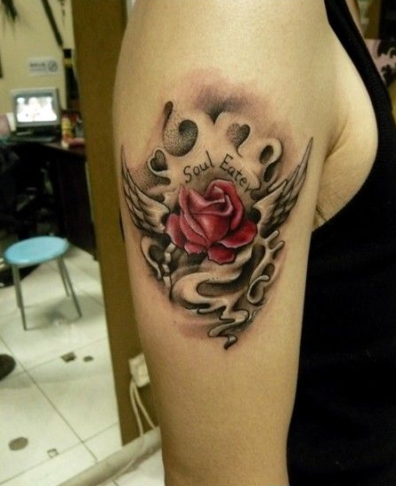 手臂上漂亮的玫瑰花翅膀刺青图案