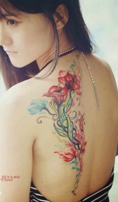 美女背部漂亮的花卉纹身图案