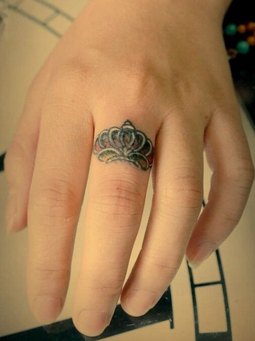 手指皇冠戒指纹身图案