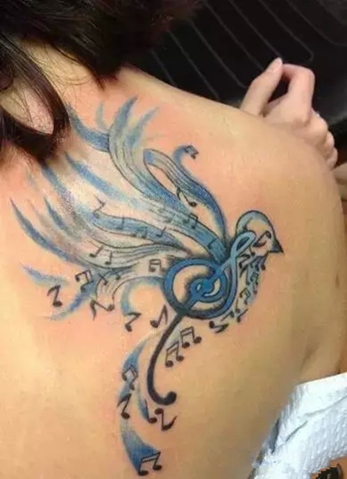 女性后背音符小鸟纹身图案