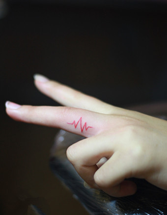 女生手指红色心电图纹身