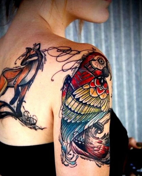 女孩手臂彩色的鹦鹉纹身图案