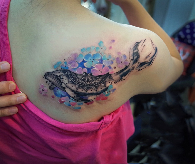 后背唯美鲜花与鲸鱼纹身图案