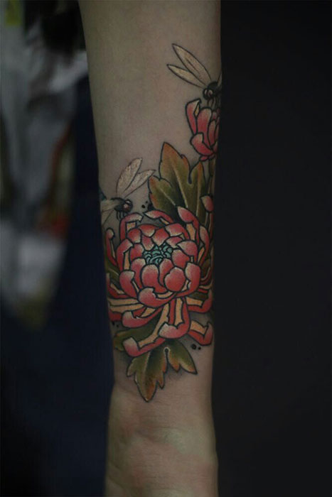 个性手臂彩绘菊花蜻蜓纹身图案