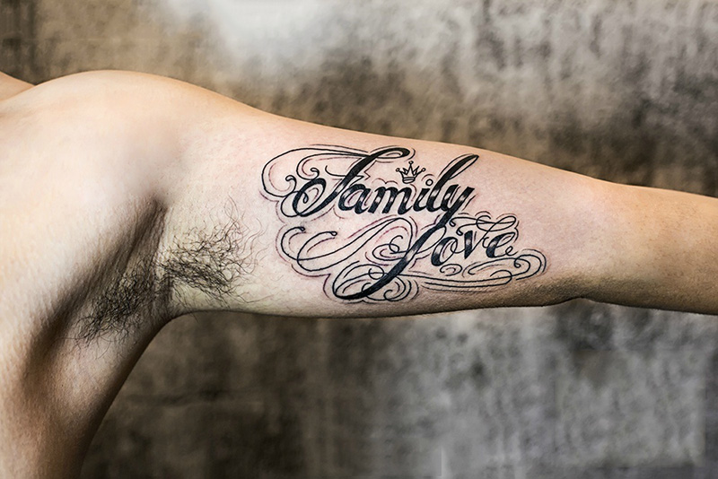 手臂艺术感十足的花体字英文纹身图案