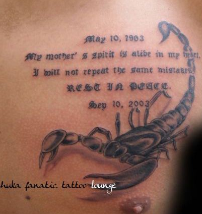 时尚个性男性胸前蝎子英文字母纹身