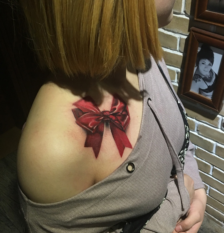 肩部逼真的蝴蝶结彩绘纹身图案
