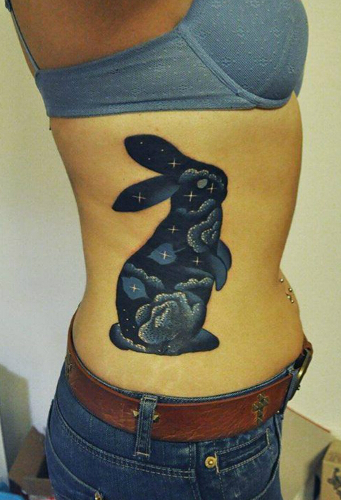 美女腰间星空兔子纹身图案