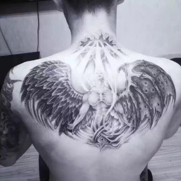 天使与圣光个性后背纹身图案