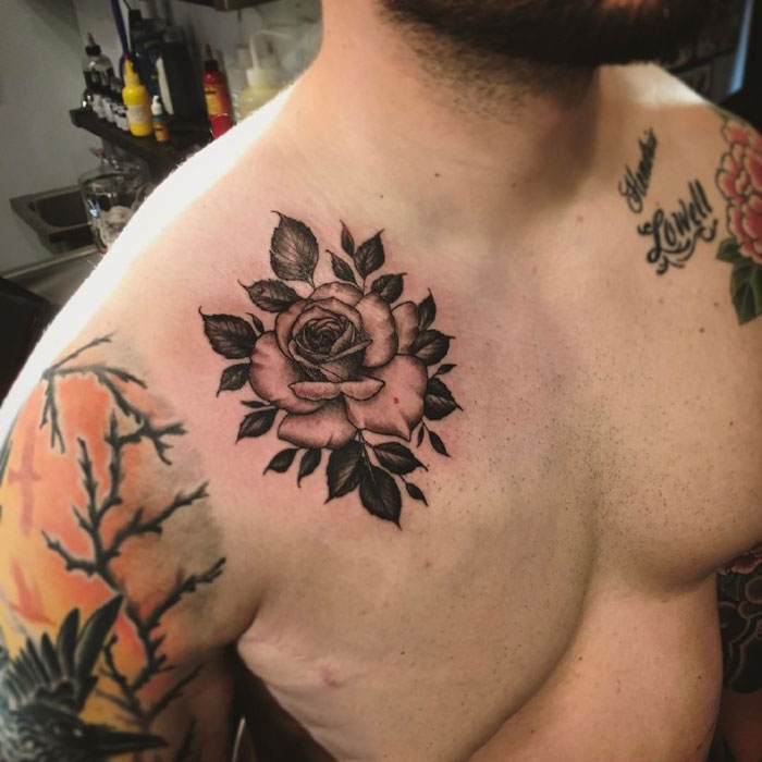 男子胸部玫瑰花纹身图案