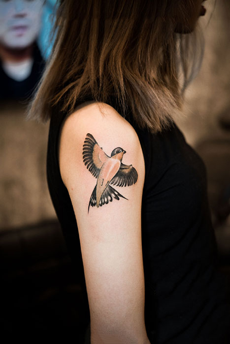 女生手臂小燕子纹身图案