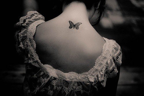 美女后背蝴蝶纹身图案