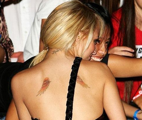 妮可里奇背部天使翅膀纹身图案