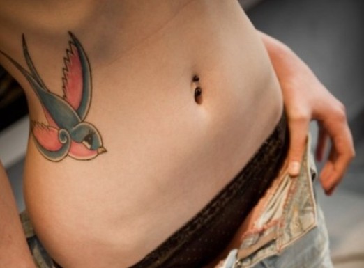 女生腰部彩色燕子唯美纹身图案
