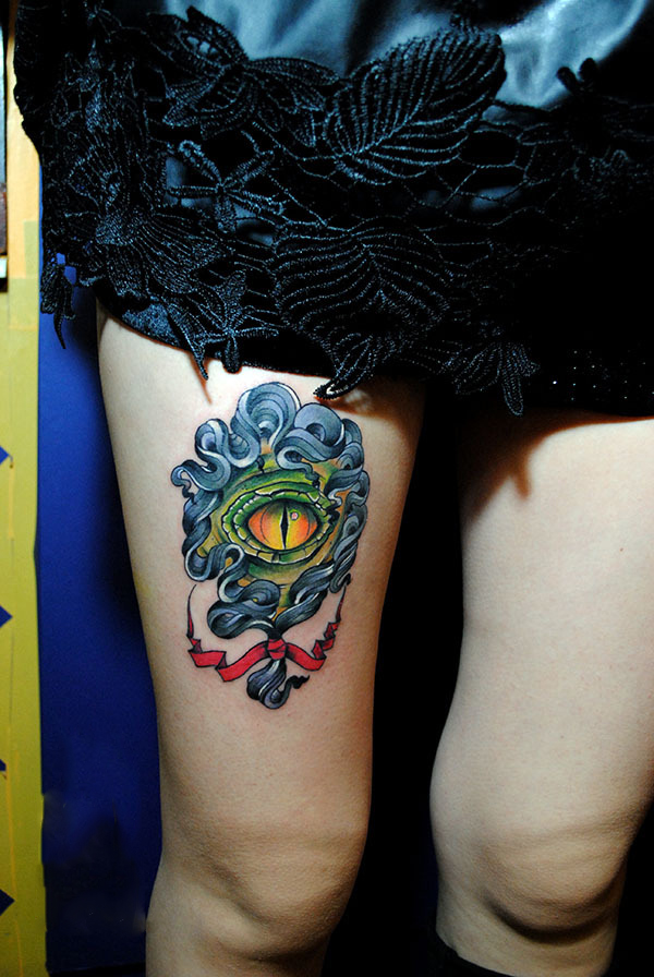 时尚女生腿部的恶魔眼睛彩绘纹身图案