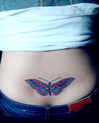 女性后腰蝴蝶纹身图案