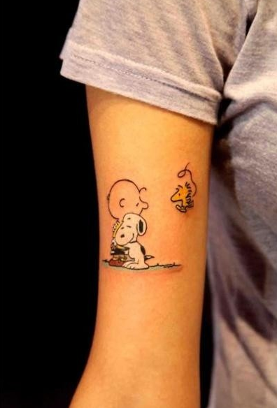 手臂非常可爱的史努比卡通纹身图案