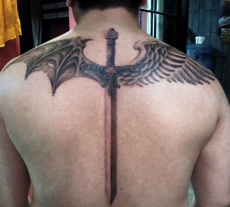 背部翅膀与宝剑纹身图案