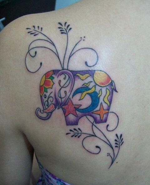 女性背部彩色大象藤蔓纹身图案