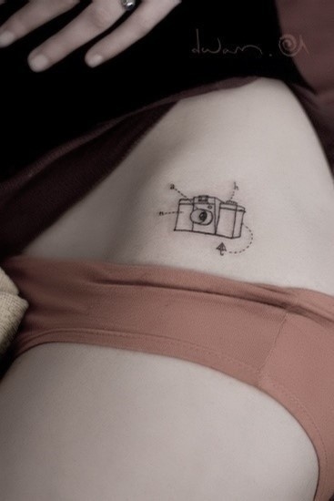 性感腰部的迷你相机纹身图案