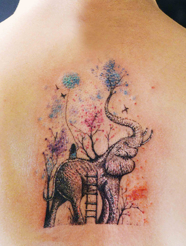 女生背部梦幻大象彩色纹身图案