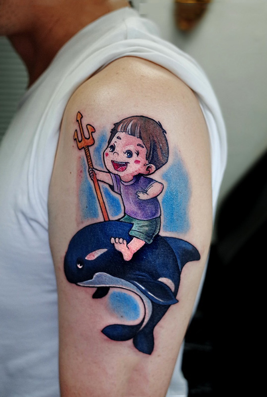 手臂小孩鲸鱼卡通彩色纹身图案