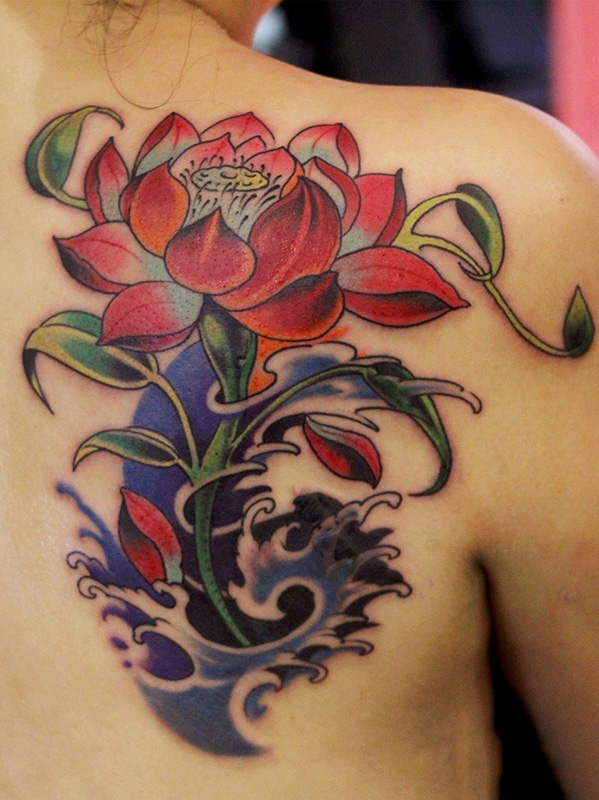 后背好看的莲花彩绘纹身图案