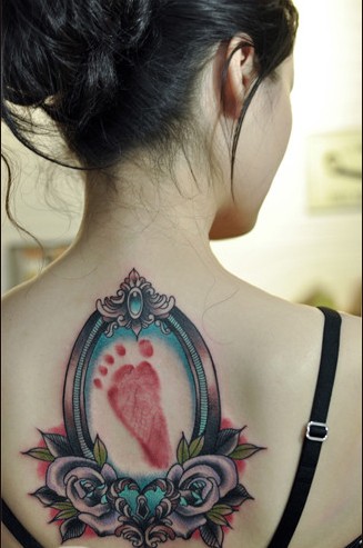 美女背部小脚印花朵个性纹身图案