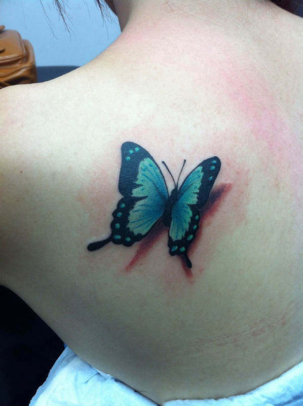 后背美丽的3D彩绘蝴蝶纹身图案