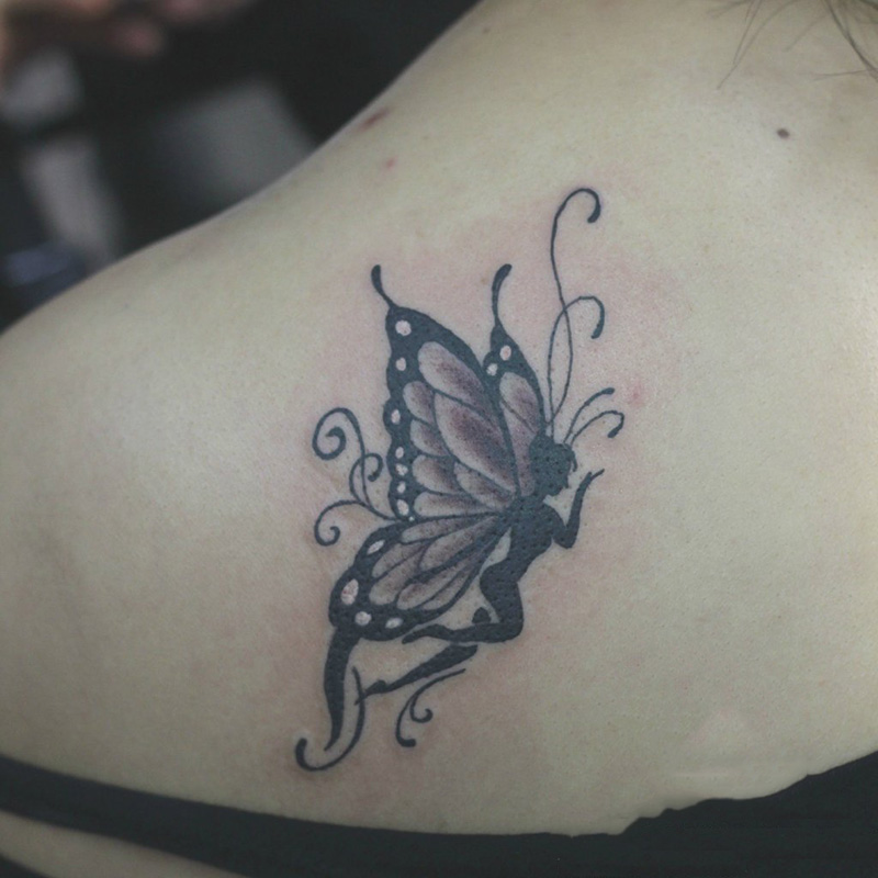 女生肩部蝴蝶精灵纹身图案