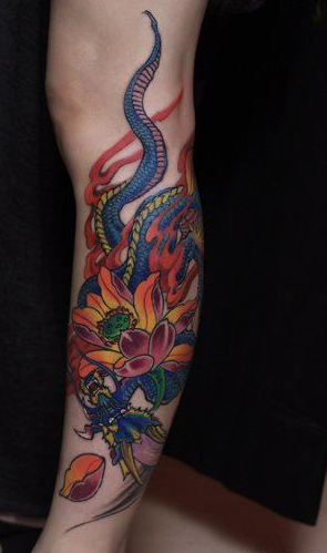 腿部彩色莲花和蛇纹身图案