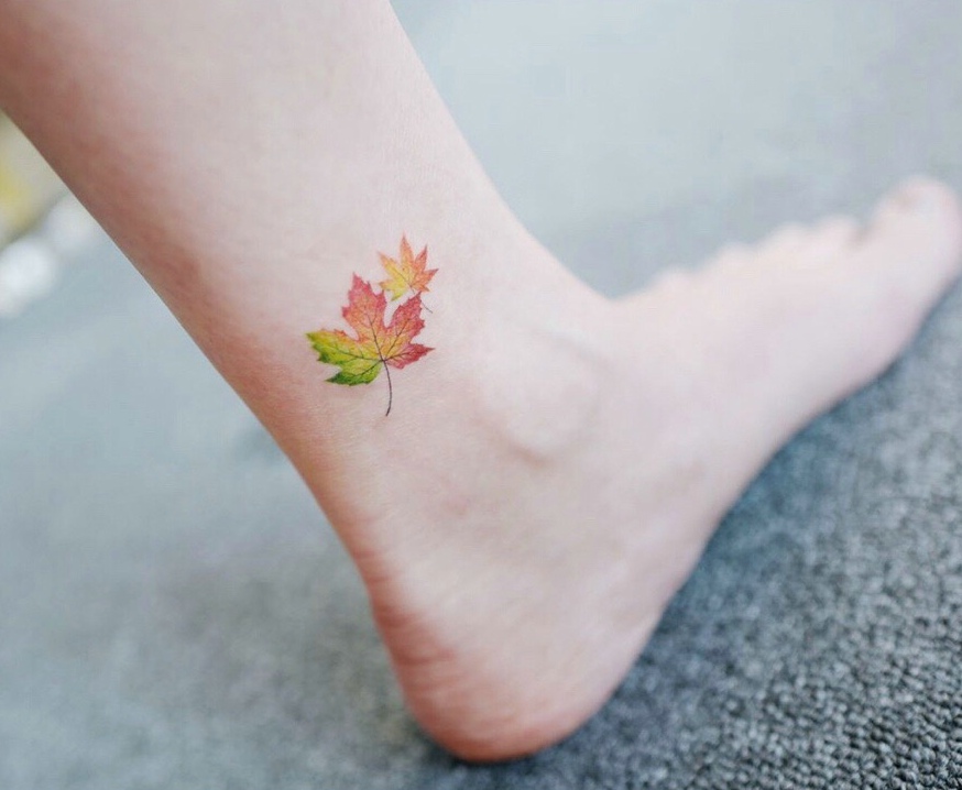脚踝上的清新小树叶纹身图案