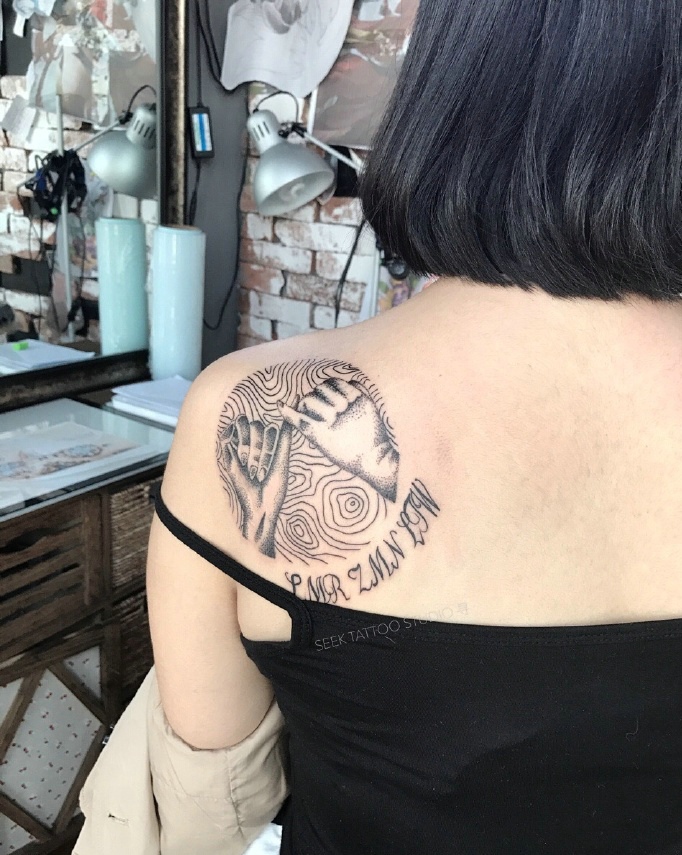 女孩背部黑灰手和字母纹身图案
