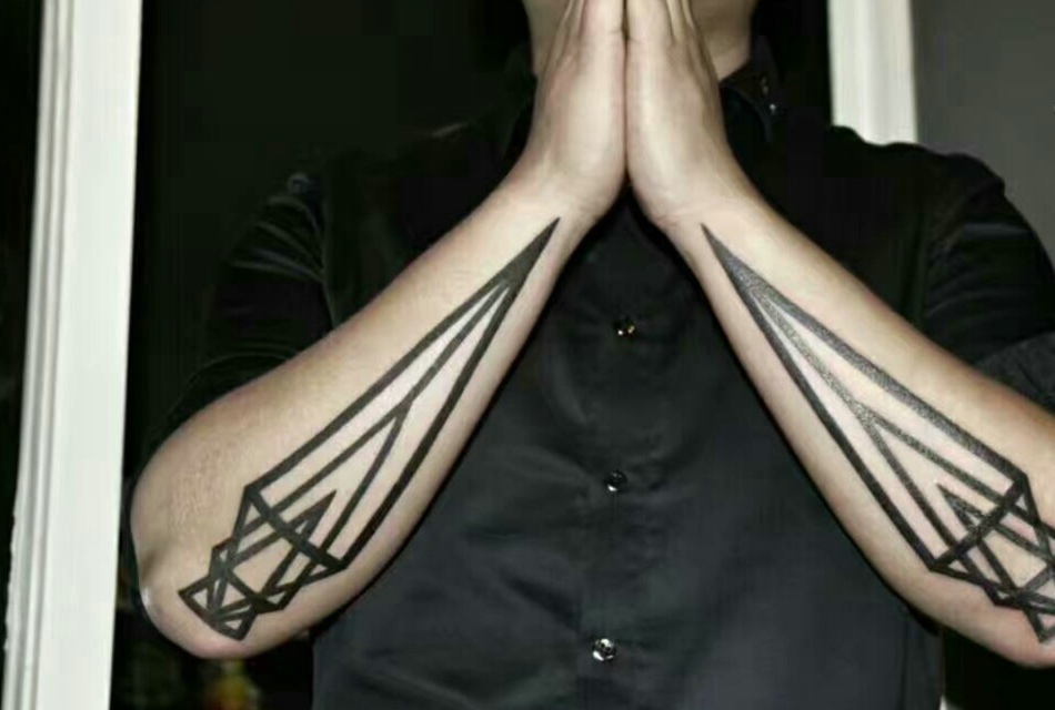 男士双手臂个性十足的黑色线条图腾纹身图案