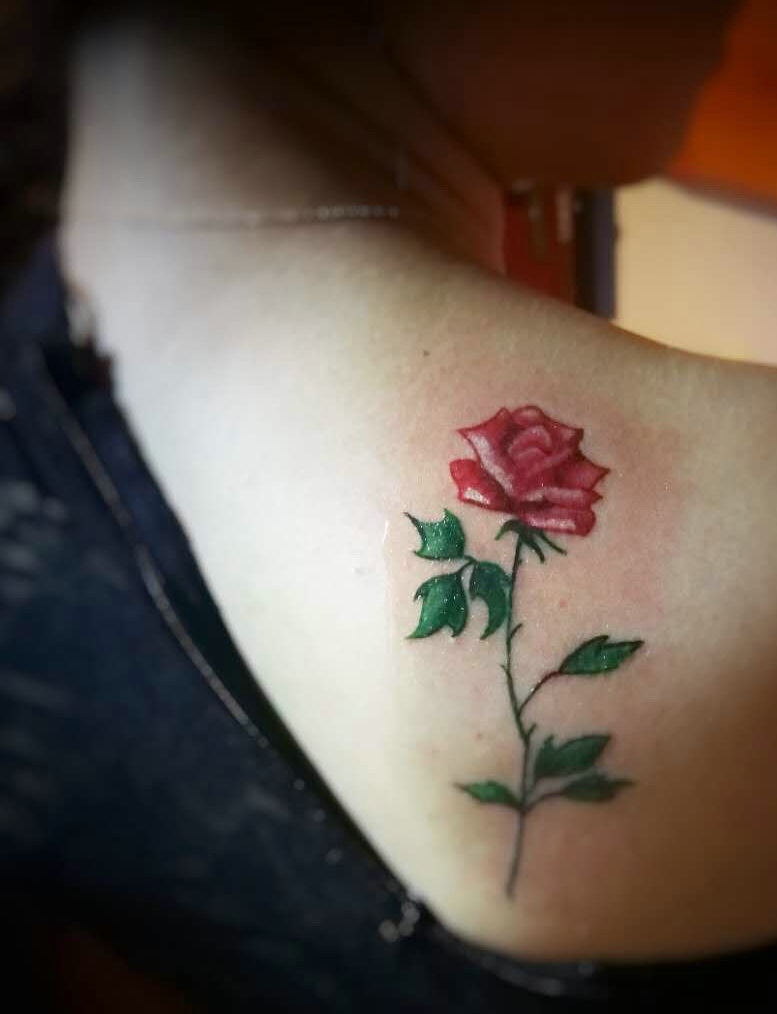 时尚女孩后背一只红玫瑰纹身图案