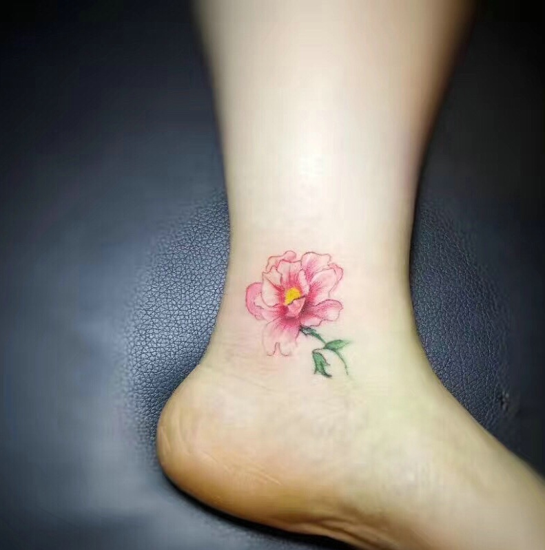 脚踝上的时尚迷人花朵纹身图案