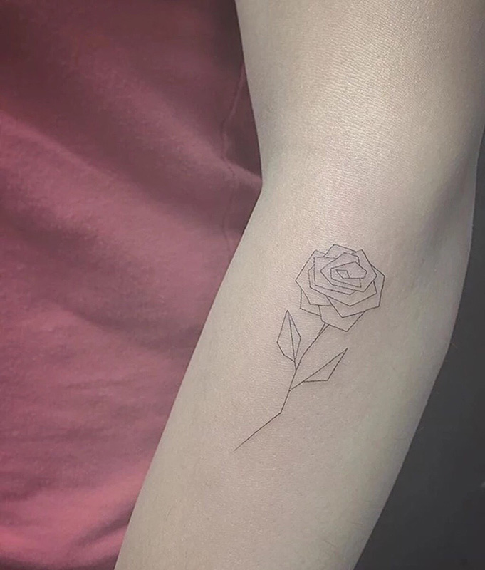 手臂简洁线条勾勒的玫瑰优雅纹身图案