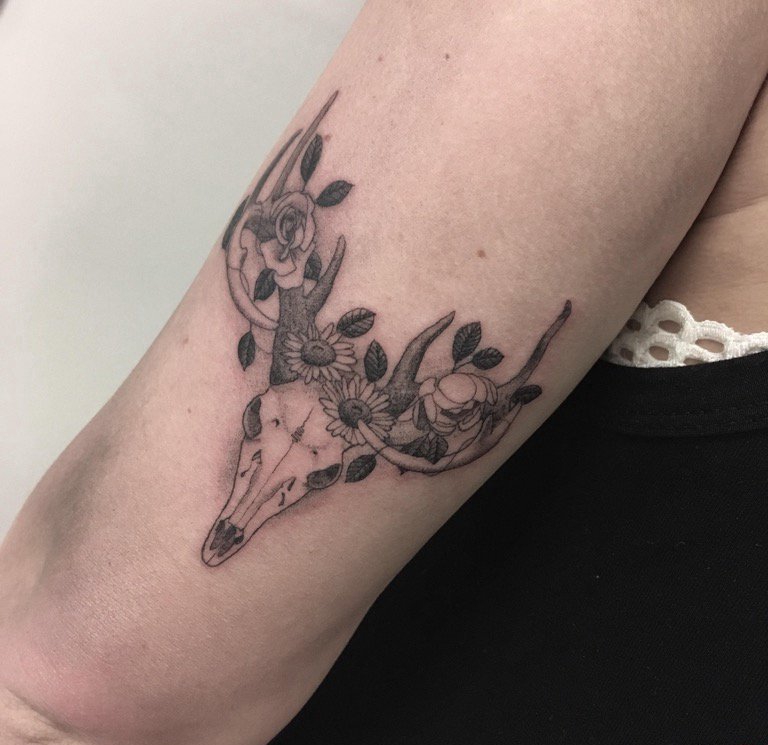 臂上黑白纹身点刺技巧植物纹身素材花朵纹身骨头麋鹿纹身图片