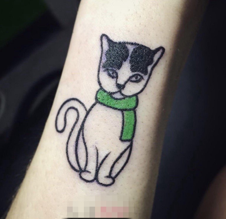 女生手臂上简单个性线条黑猫小动物纹身图片