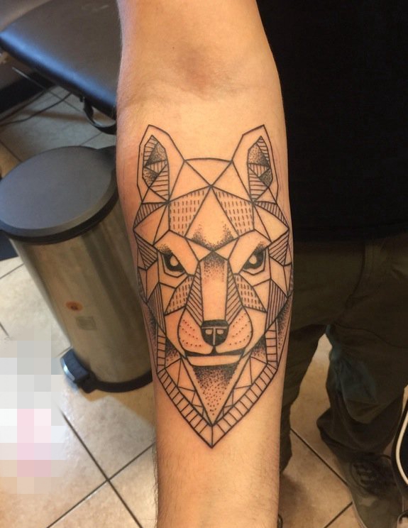 手臂黑白点刺几何简约线条狼动物纹身图片