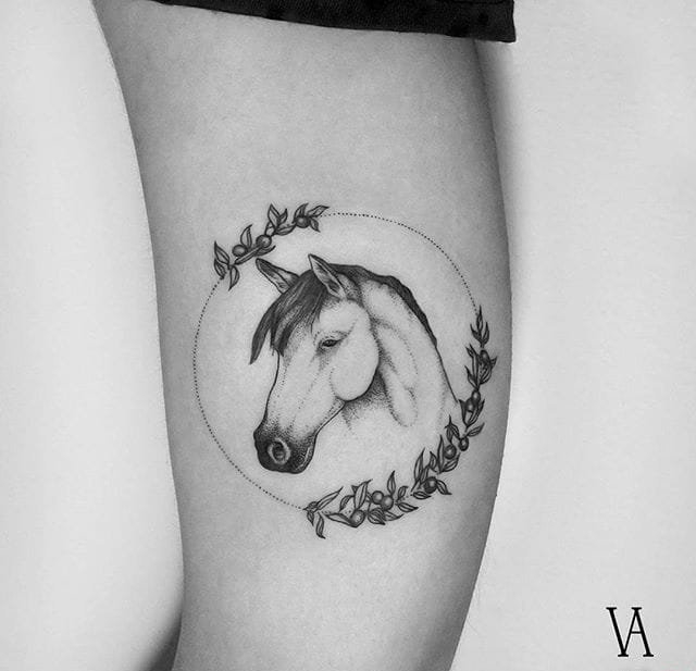 一组黑白风格的小动物纹身图案