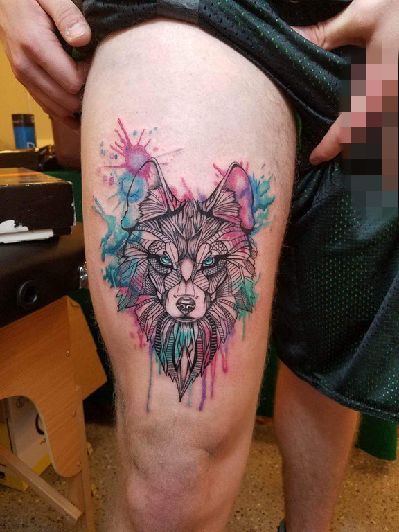 大腿上彩绘简单个性狼动物纹身图片