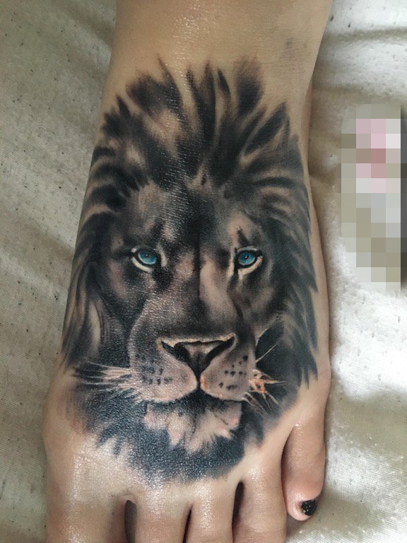脚背上黑白灰风格点刺技巧抽象线条狮子头动物纹身图片