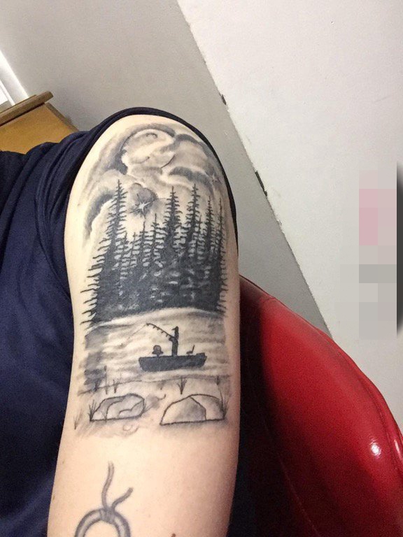 黑色中国风纹身手臂山水纹身小树水墨画纹身图片